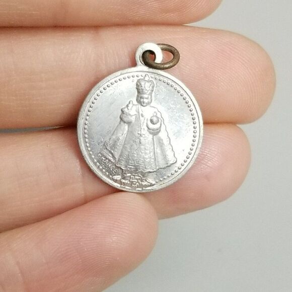 Vintage Miraculous Infant Jesus of Prague Pendant Charm Medallion, Silver Tone - Picture 6 of 7